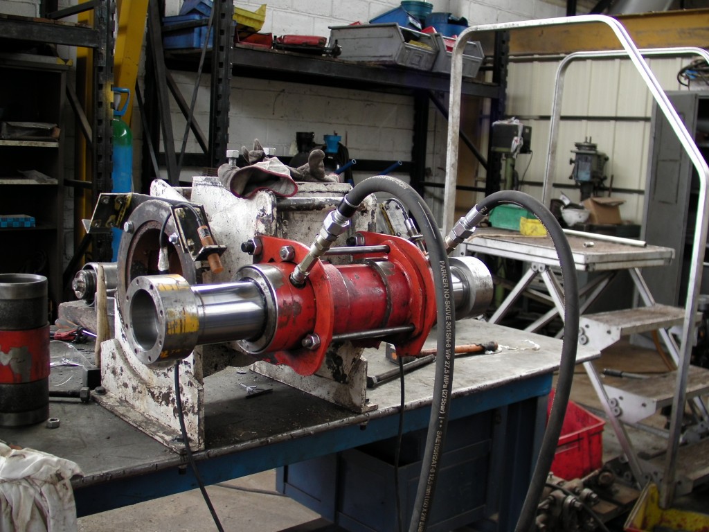 Test atelier mise sous pression vérin après réparation